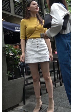 吸烟的黄裙白衣小姐姐