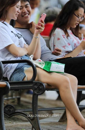 街拍人字拖美腿小姐姐