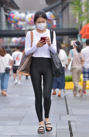 黑色紧身裤美女