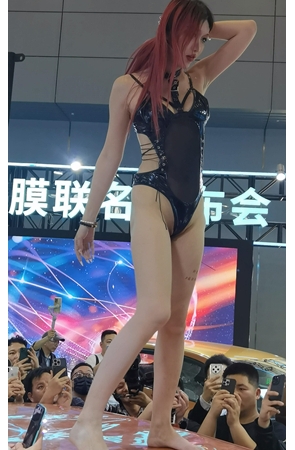 展会上最火爆的宫某儿