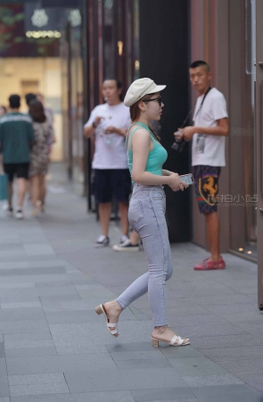 街拍麻花辫紧牛小姐姐~