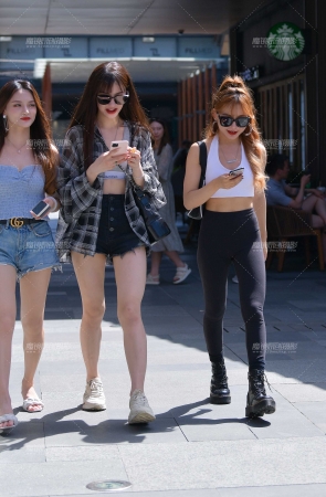 小背心，黑色紧身裤