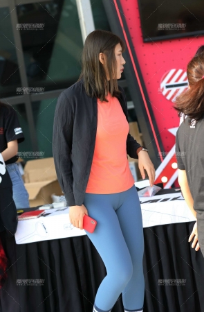 蓝色紧身裤美女