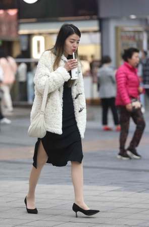 诱惑街拍肉丝高跟shaofu