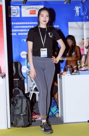 灰色紧身瑜伽裤美臀