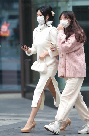 诱惑肉丝街拍高跟妹子-13P