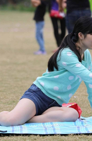 街拍长丝热裤美少妇