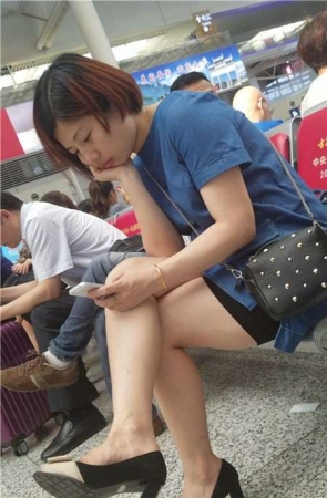 4K-性感鱼嘴高跟鞋街拍短裙美腿小姐姐