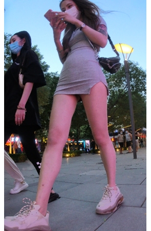 灰色包臀裙美女