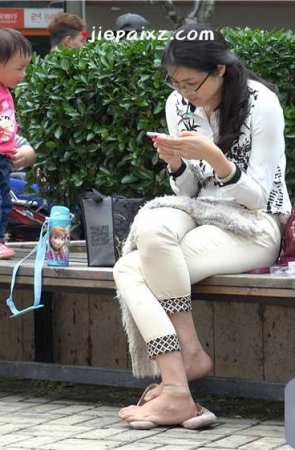 眼镜少F脱鞋亮出短肉丝袜晾脚 [5.14 GB/MP4]