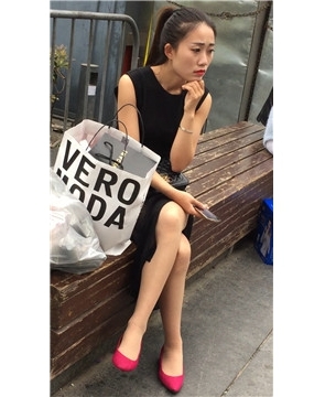 木椅子上休息的性感长腿红唇女神，肤白貌美。