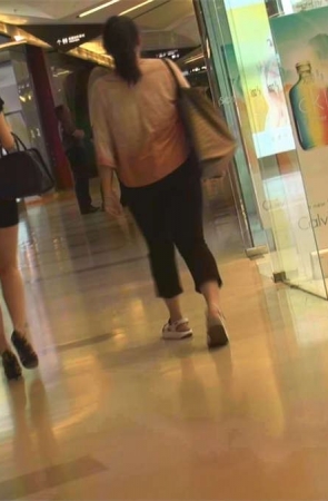 丰满的豹纹高跟包臀裙美女