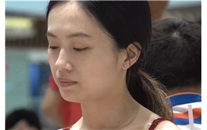 用餐，花色吊带连衣裙