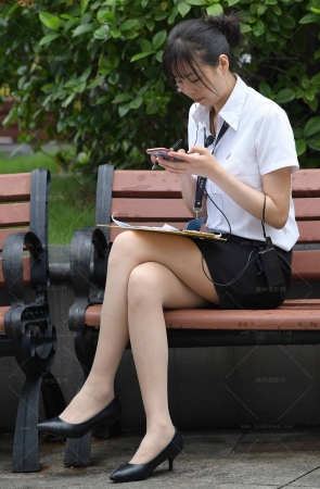 2468-45=83√看得出穿了丝袜吗 5P