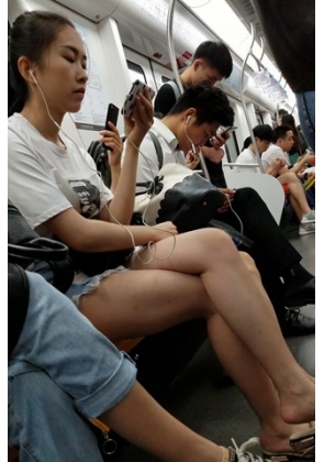 4K – 地铁上的美腿青春女孩 [1.63 GB/MP4]