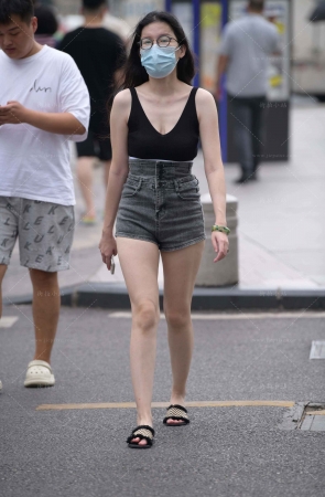 偶遇灰色牛仔热裤眼镜妹