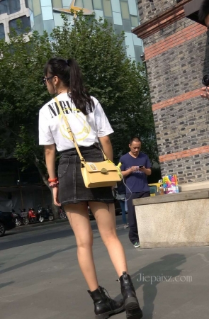 4K – 街拍短裙短靴马尾辫小姐姐 [1.86 GB/MP4]
