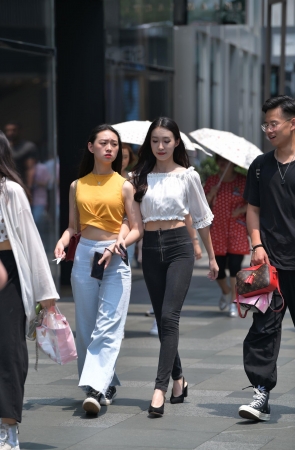 黑色高腰裤小姐姐