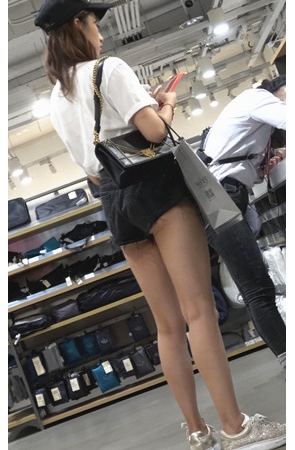 漂亮的黑色热裤美女