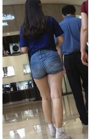 丰腴热裤牛仔紧身美女