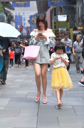 街拍丝腿连体衣宝妈