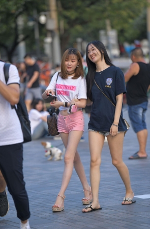 两个热裤漂亮美女