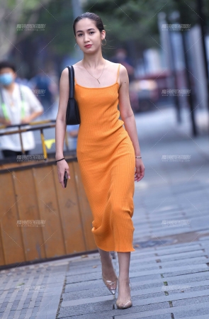 橘色高裙高跟