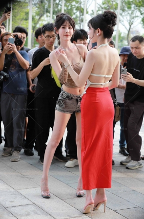 两位网红美女-小哈娜  win呀【套图➕单反视频】 10P