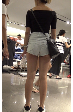 高腰牛仔热裤妹子