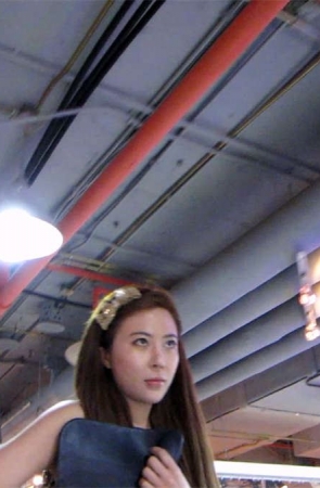 漂亮的女神眼睛很漂亮,斑马纹连衣裙