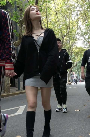 4K – 街拍娇小玲珑的灰色短裙气质小姐姐 [1.14 GB/MP4]