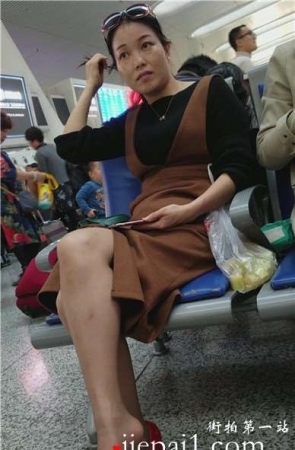 4k-高铁站候车室偶遇美足长腿少f