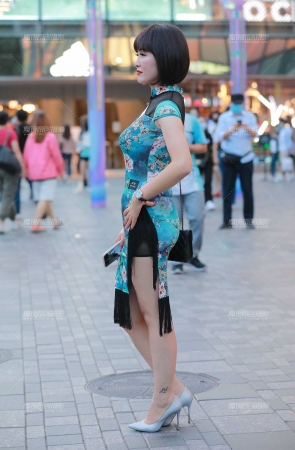 黄昏下的魅力女人