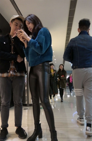 超高颜值紧身皮裤好身材女神美女