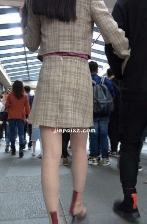 4K – 气质的短裙丝袜美女 [1.46 GB/MP4]