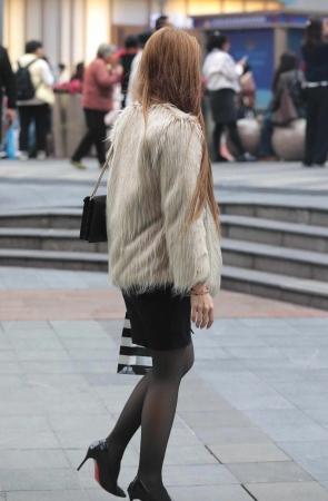 街拍黑丝高跟少妇-13P