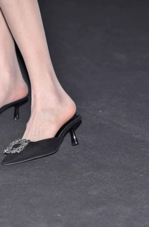 R丝里面居然有跟头发，真想帮她拿出来~