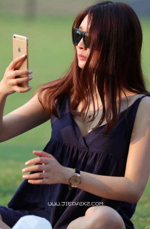 草地上的极品大美女