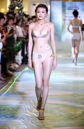 安莉芳浅色内衣秀2