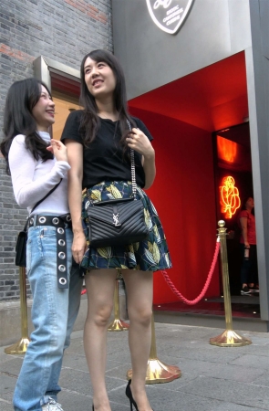 气质短裙美腿小姐姐