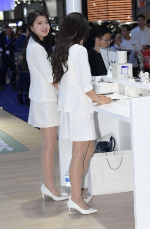 25415-10=28√白色礼仪，肉丝小姐姐 7P