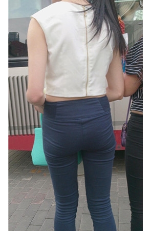 露腰紧身裤美女