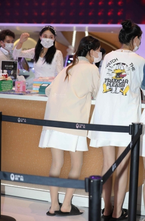 【街拍心灵】车展礼仪换下街拍高跟超薄肉丝穿拖鞋哇塞