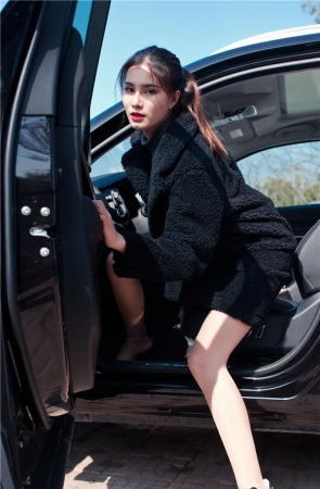 高叉肉丝玩滑板的婷婷摔倒后的故事3A066[412P-3.25G]