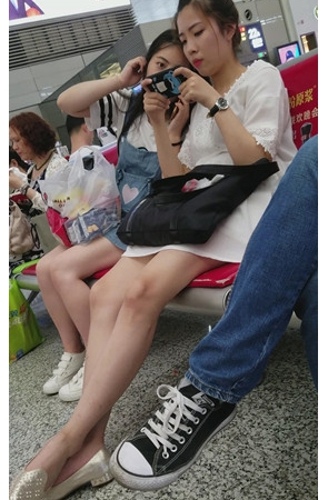 漂亮的白裙美女