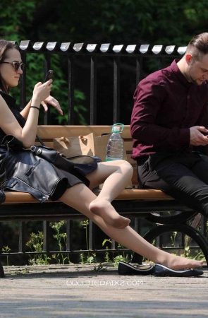 漂亮洋妞，长腿长丝脱鞋露脚。