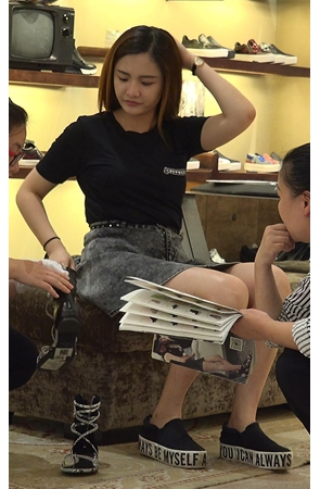 试鞋的牛仔裙美女