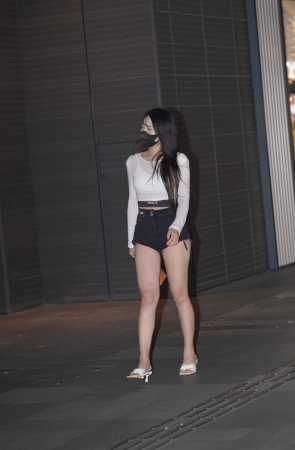 热裤大长腿美眉