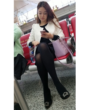 4k-高铁站候车室拍摄黑丝长腿性感漂亮女神MM
