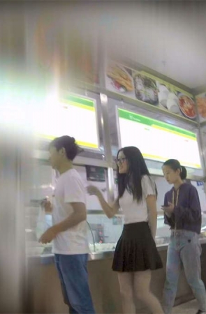 食堂打饭的黑色短裙小姐姐